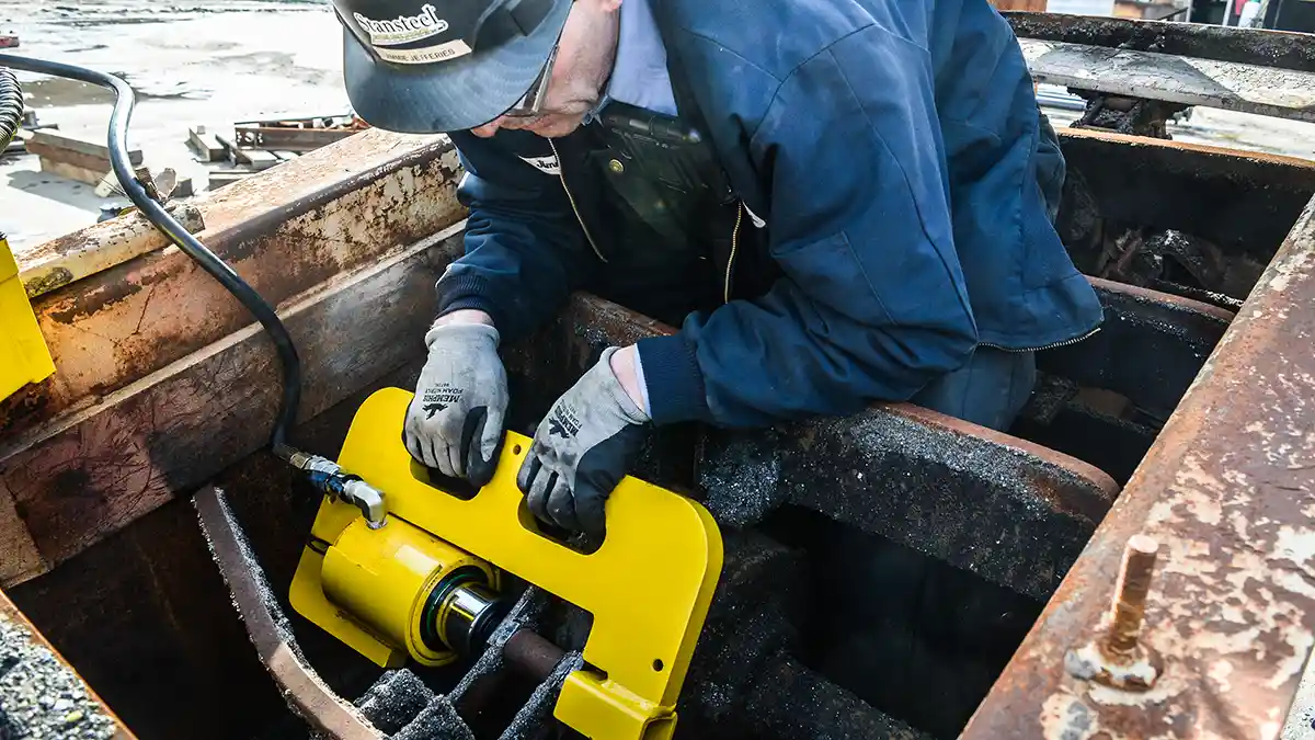 Bakım ve servis için ekipman müdahale görseli
