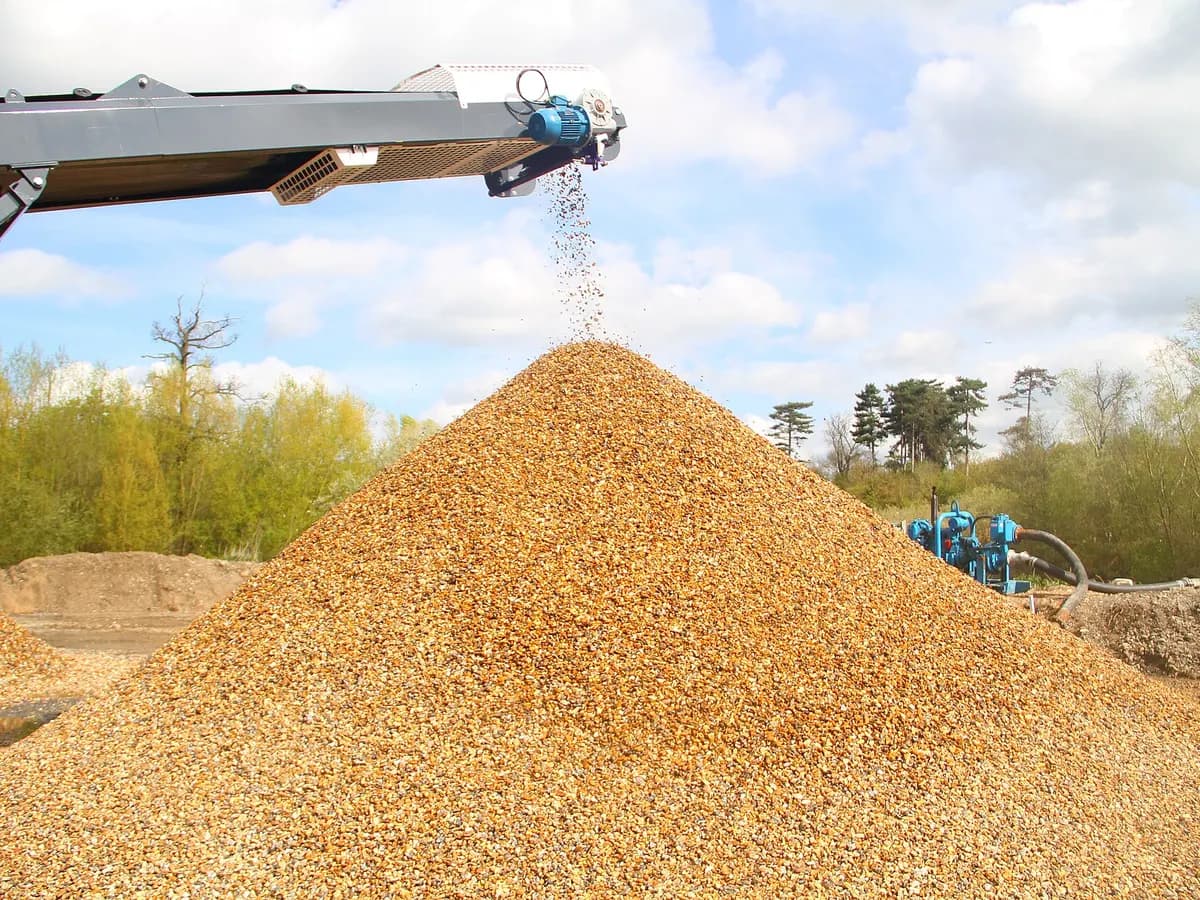 Aggregate pile formed by a discharging conveyor