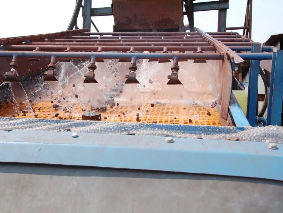 Water spray pipes and nozzles on the top deck of a wet screen (illustrative photo)